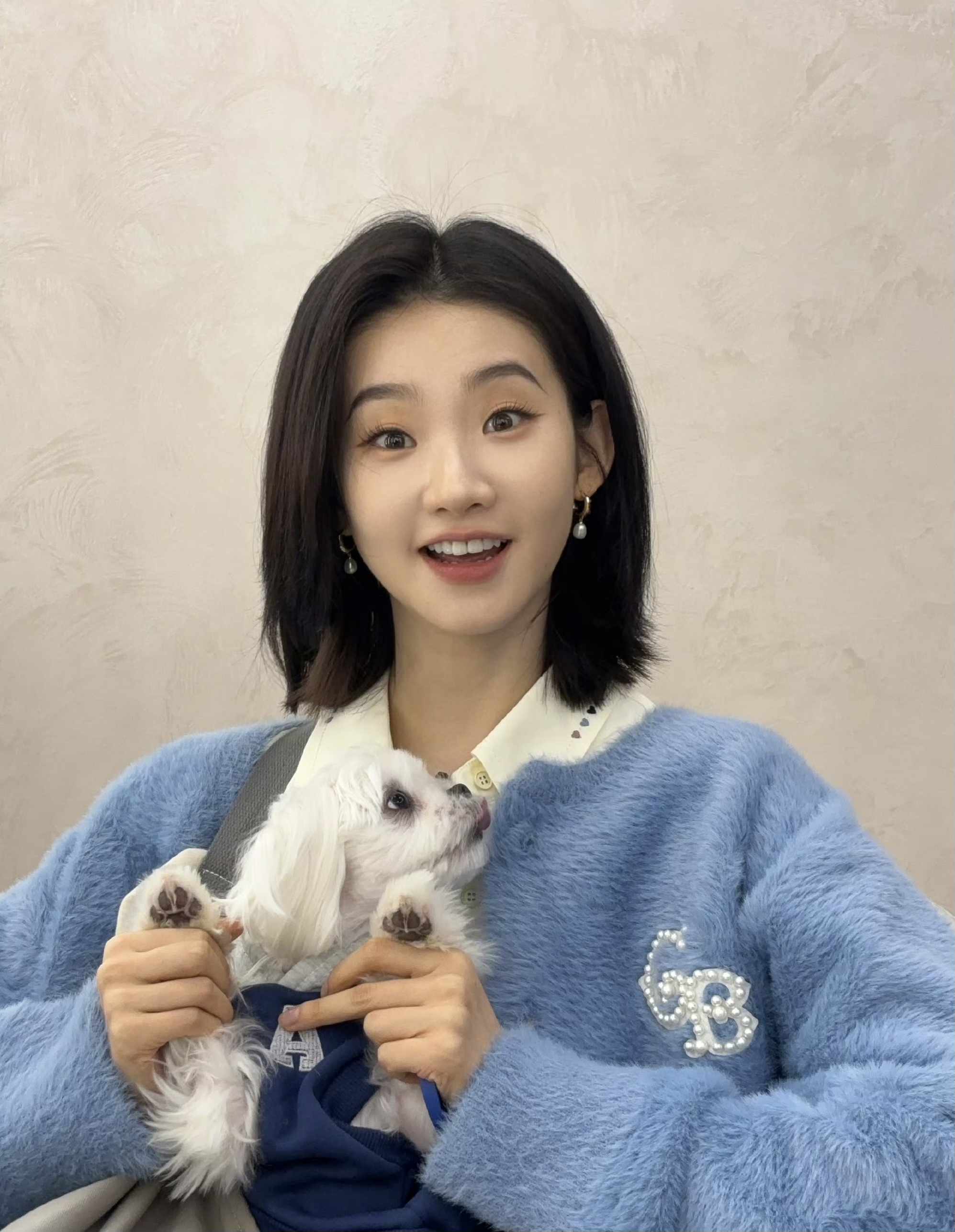 张艺凡撸狗笑得好开心