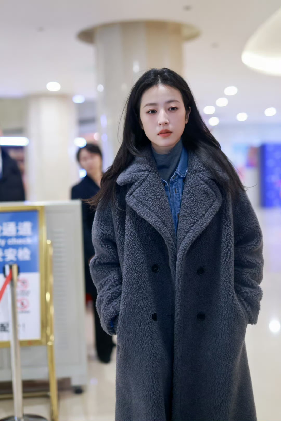 周雨彤机场照,穿得好暖和,就是神情不太好,怎么都不笑?