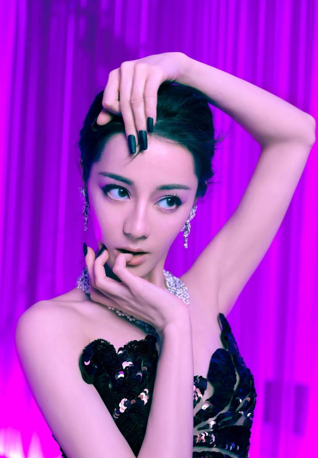 迪丽热巴你这有点过分了啊性感妖冶暗黑美艳野性又撩人的姿势和