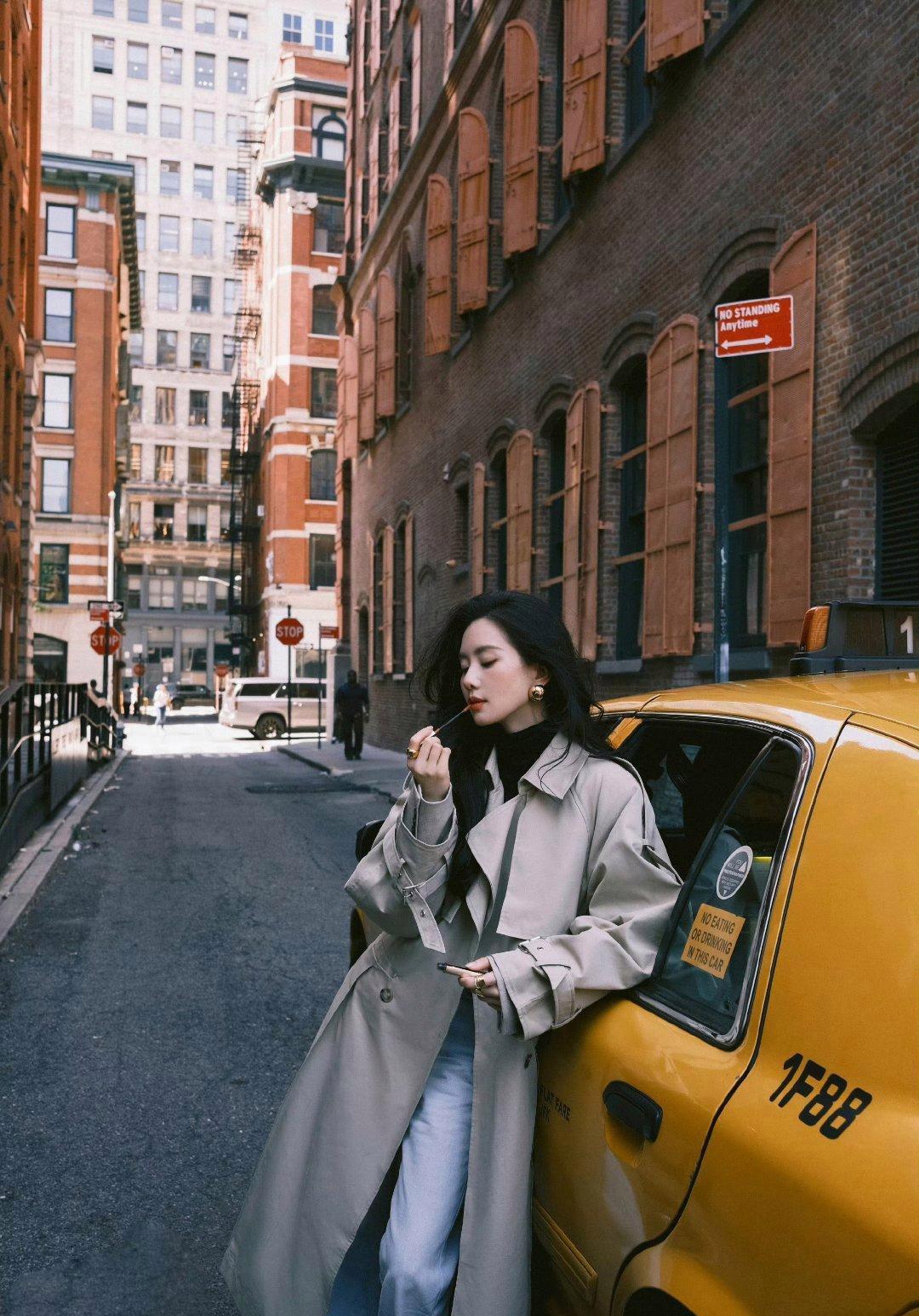 这套大衣服装在浅卡其色的颜色中,气质低调简朴,结合一些风衣元素也