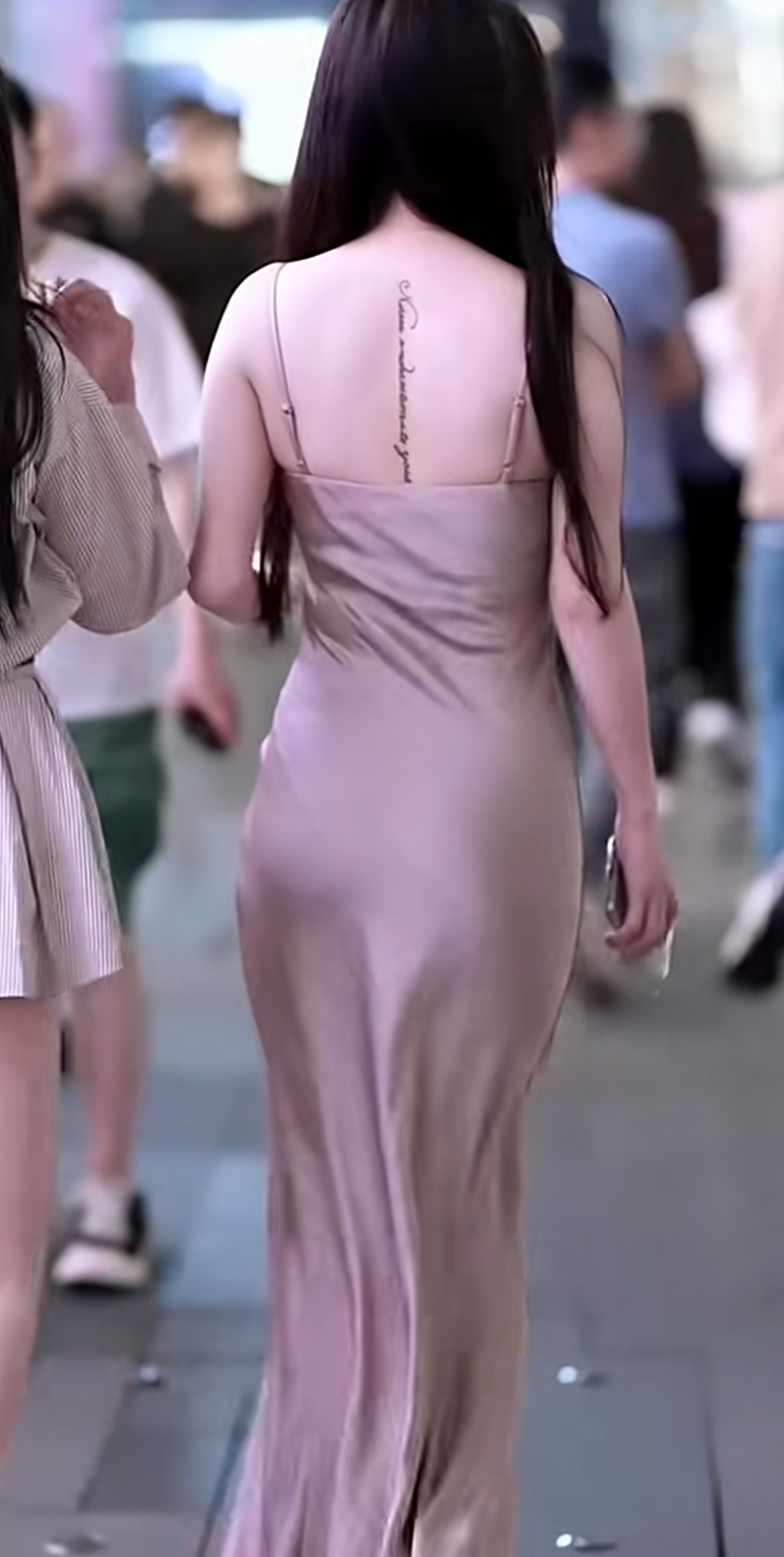 今天去逛商场,看到一个美女穿这样一条裙子,这面料太亲肤了,而且非常