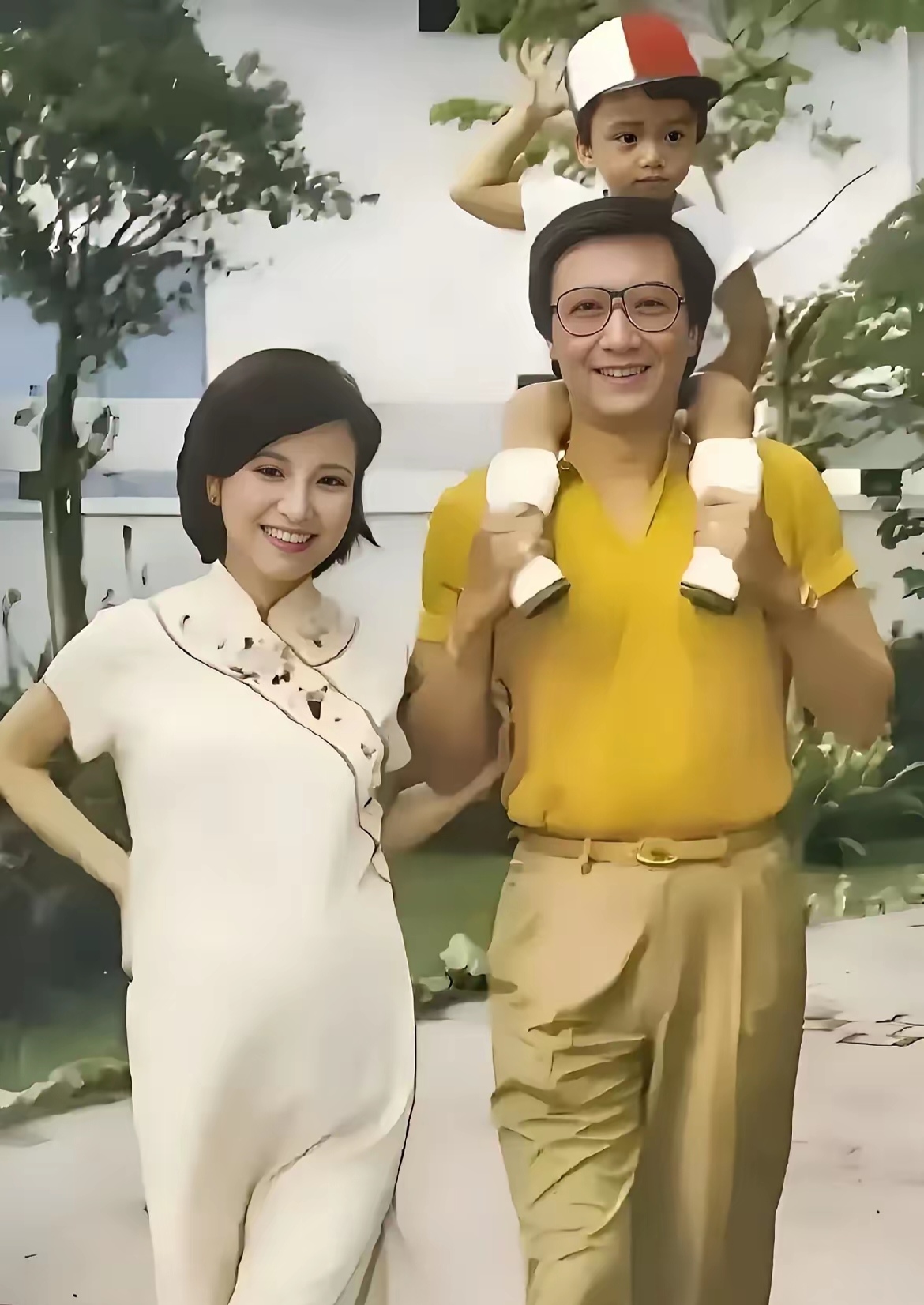 他们是谢贤,老婆狄波拉,儿子谢霆锋.此时谢贤46岁