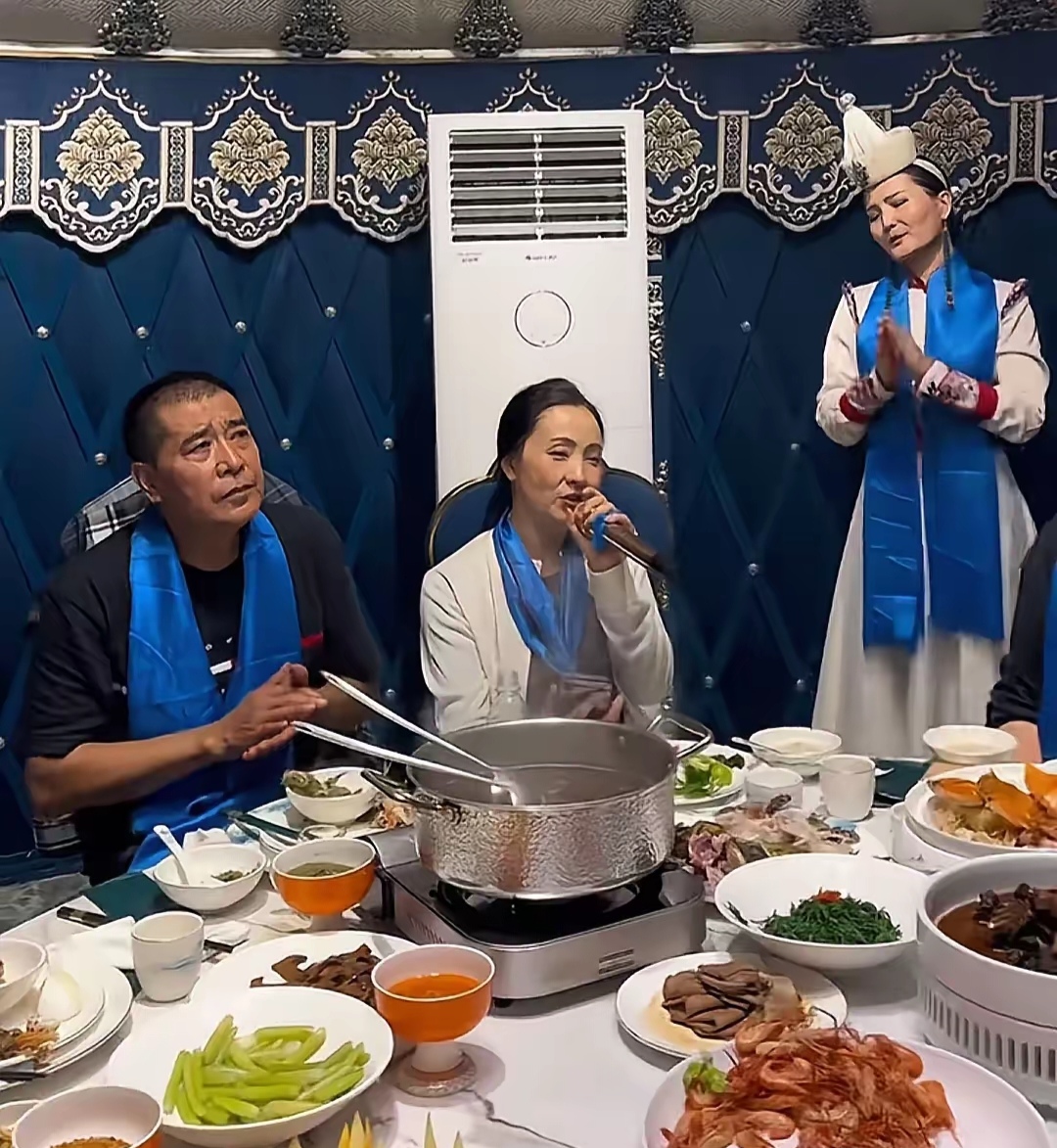 唱歌一桌子大鱼大肉看陶虹面前的盘子里放的都是瓜果她是真吃素