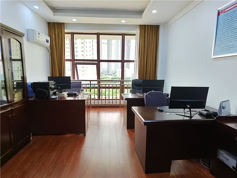 早上,办公室主任接到一个比较棘手的工作,今年单位给帮扶的村上搞了