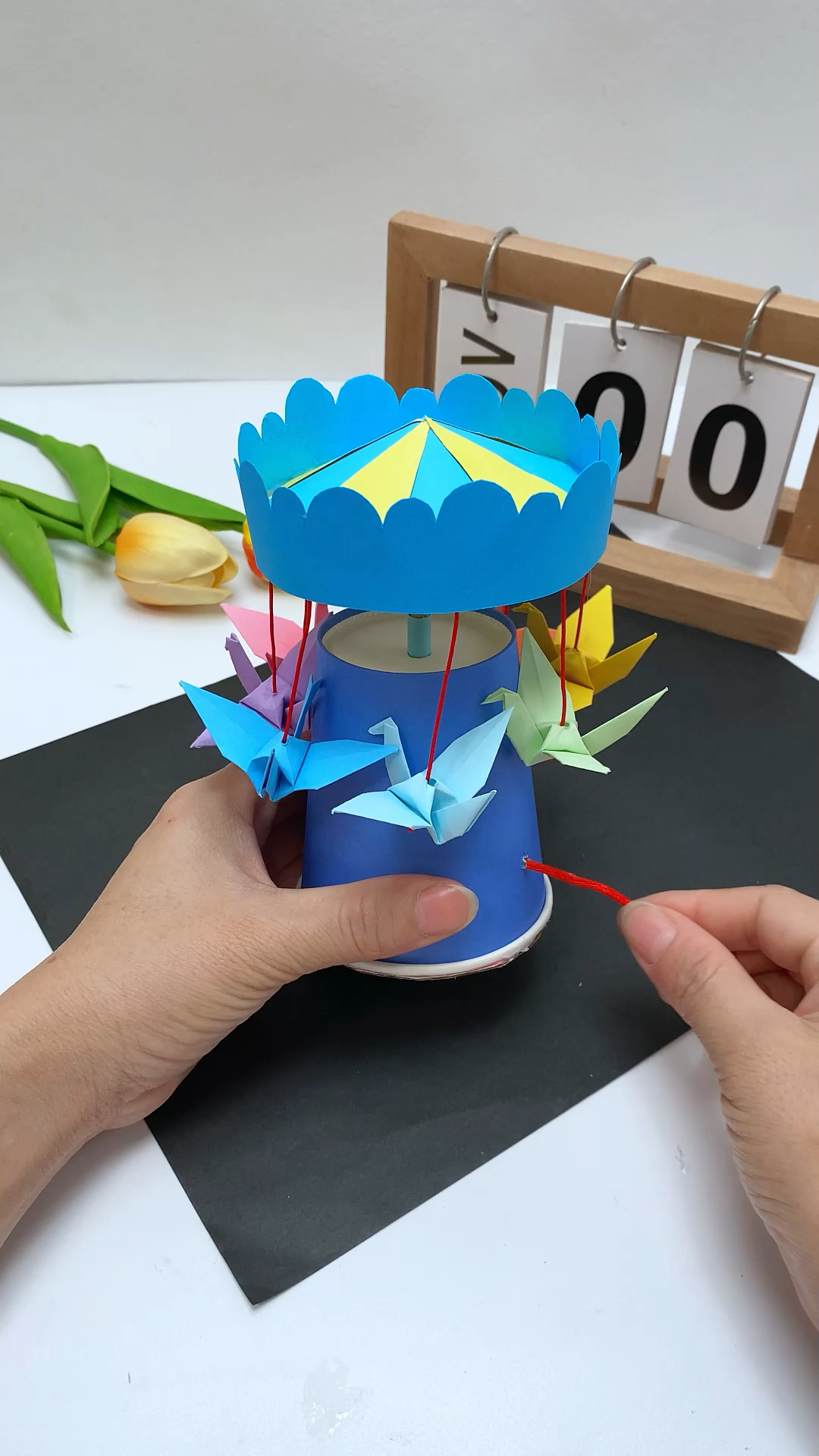 用一次性纸杯就能给孩子做个旋转的千纸鹤,太好玩了