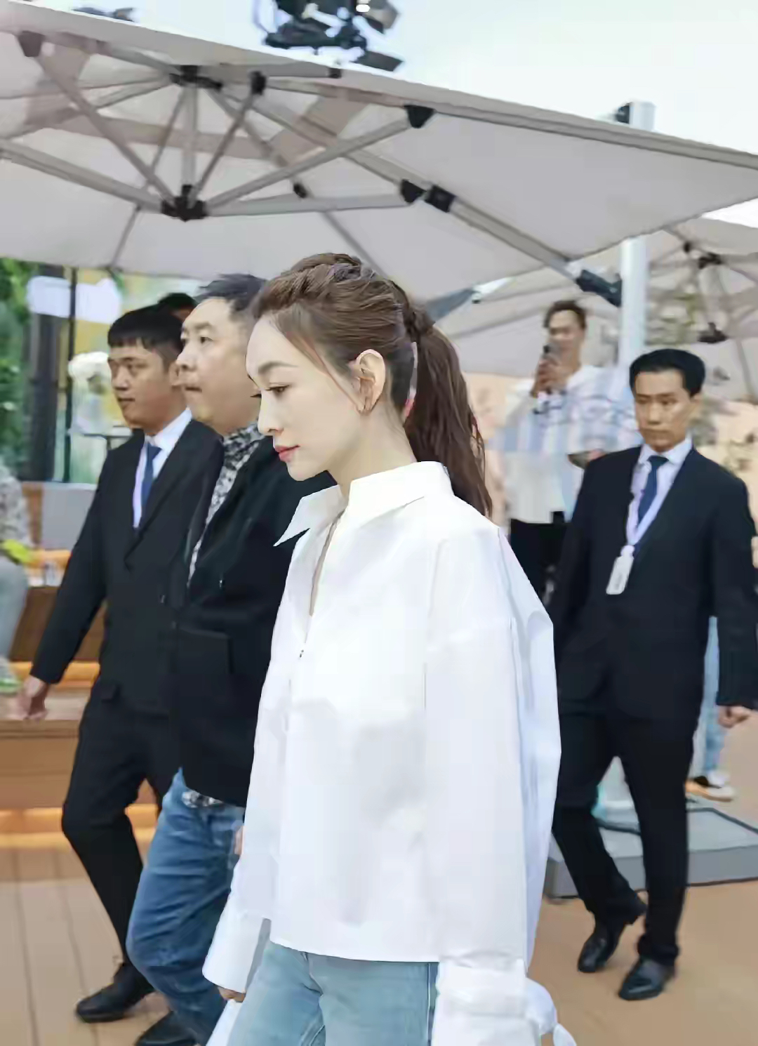 就连穿白衬衫配牛仔裤都能美到和周围有壁,难怪让女明星穿白衬衫拍街