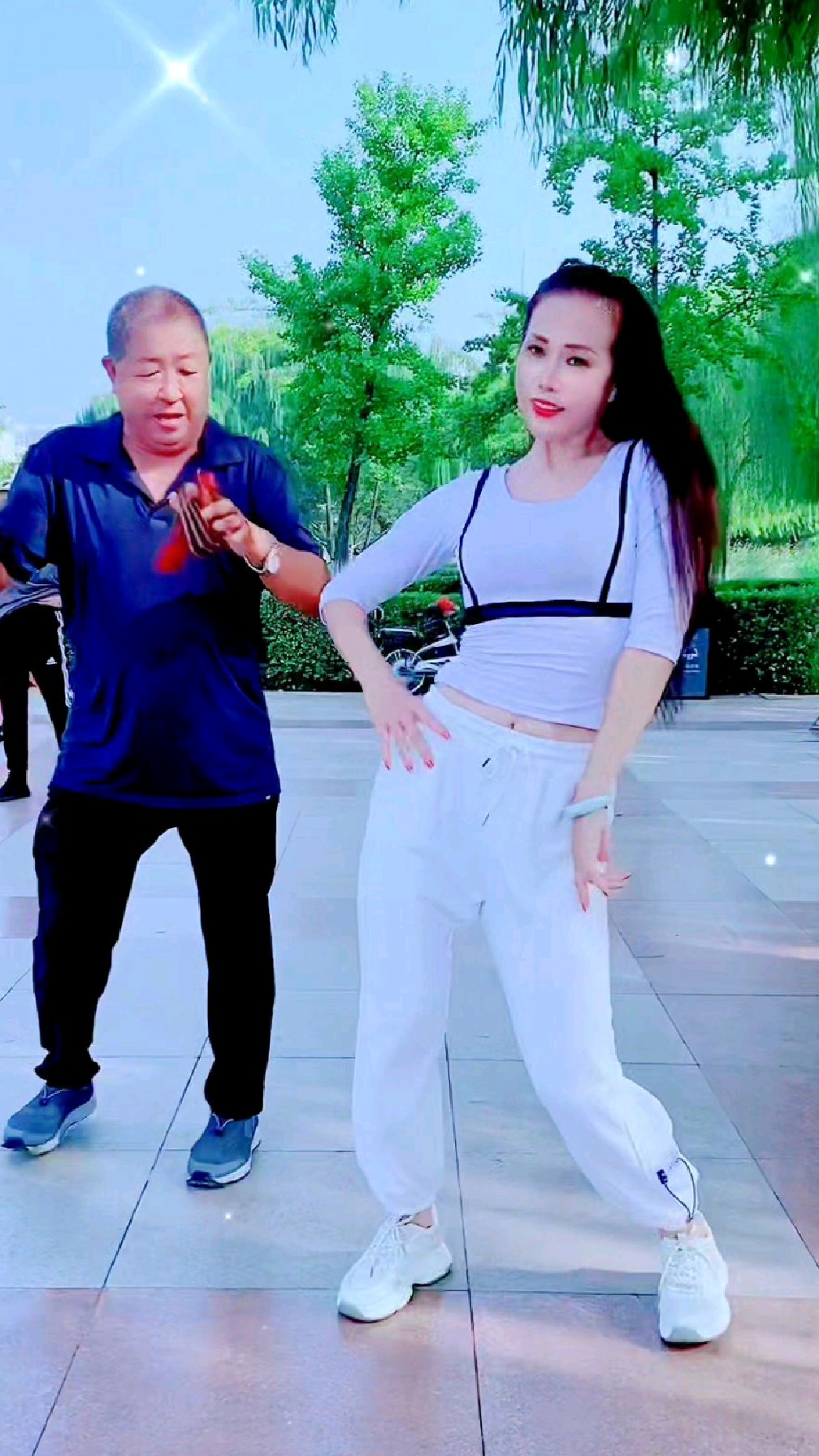 大爷看美女眼睛都直了