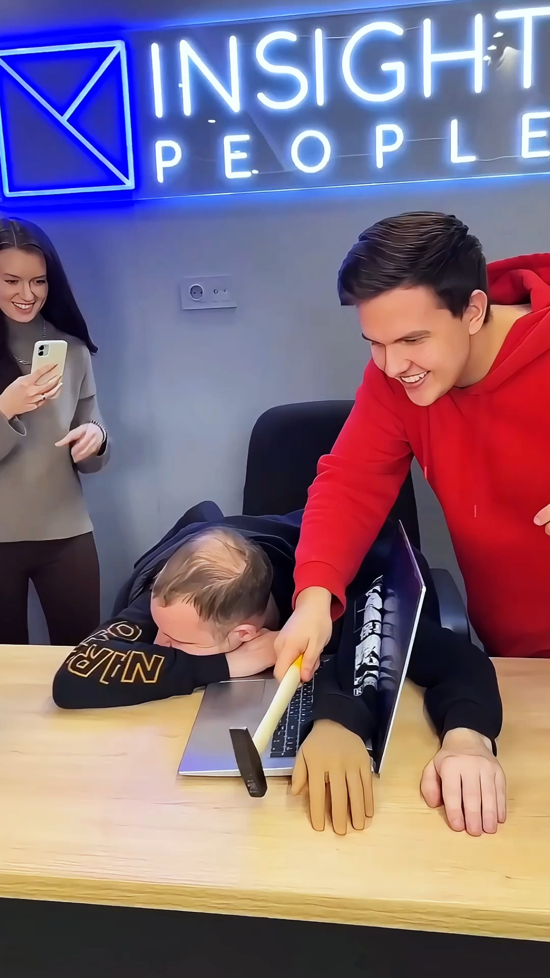 国外小哥奇葩操作,整蛊专家非他莫属