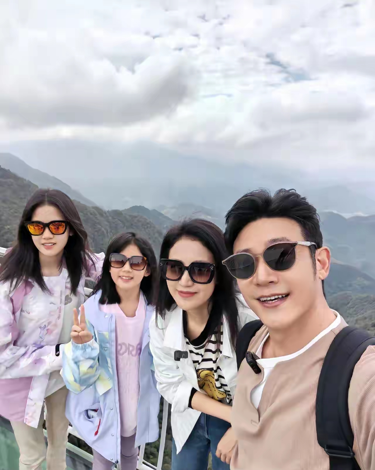 高大帅气的陆毅完全没有中年大叔的油腻感,妻子鲍蕾温柔依旧,两个女儿