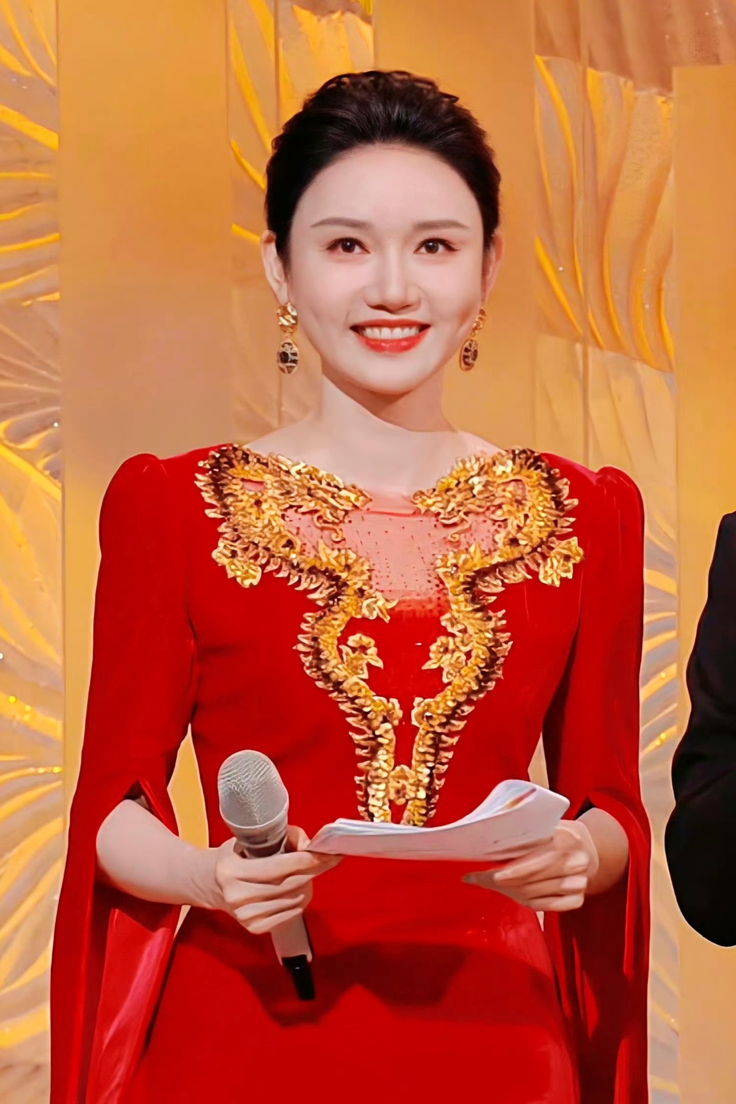 龙洋主持金鹰节造型,红色礼服配上盘起的发型,高贵大气,美丽端庄,彰显