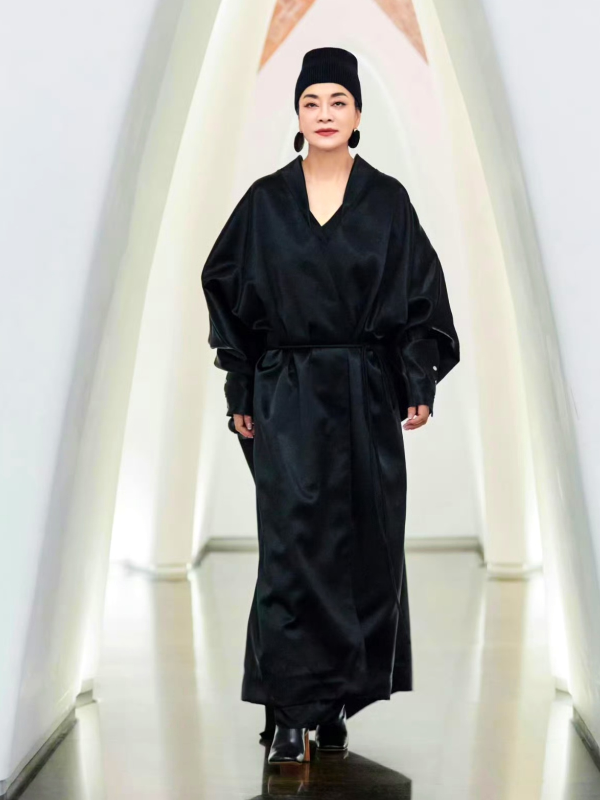 朋友见过这样的毛阿敏吗?不知这是什么衣服和帽子?