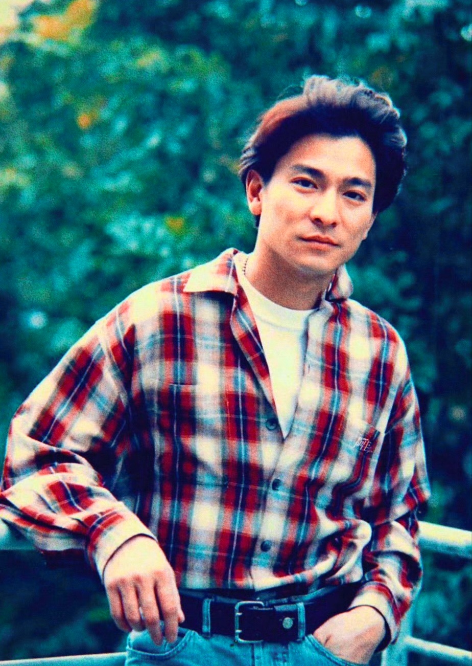 八十年代的刘德华,就像是我们身边的大哥哥,朴实又温和,让我们看着无