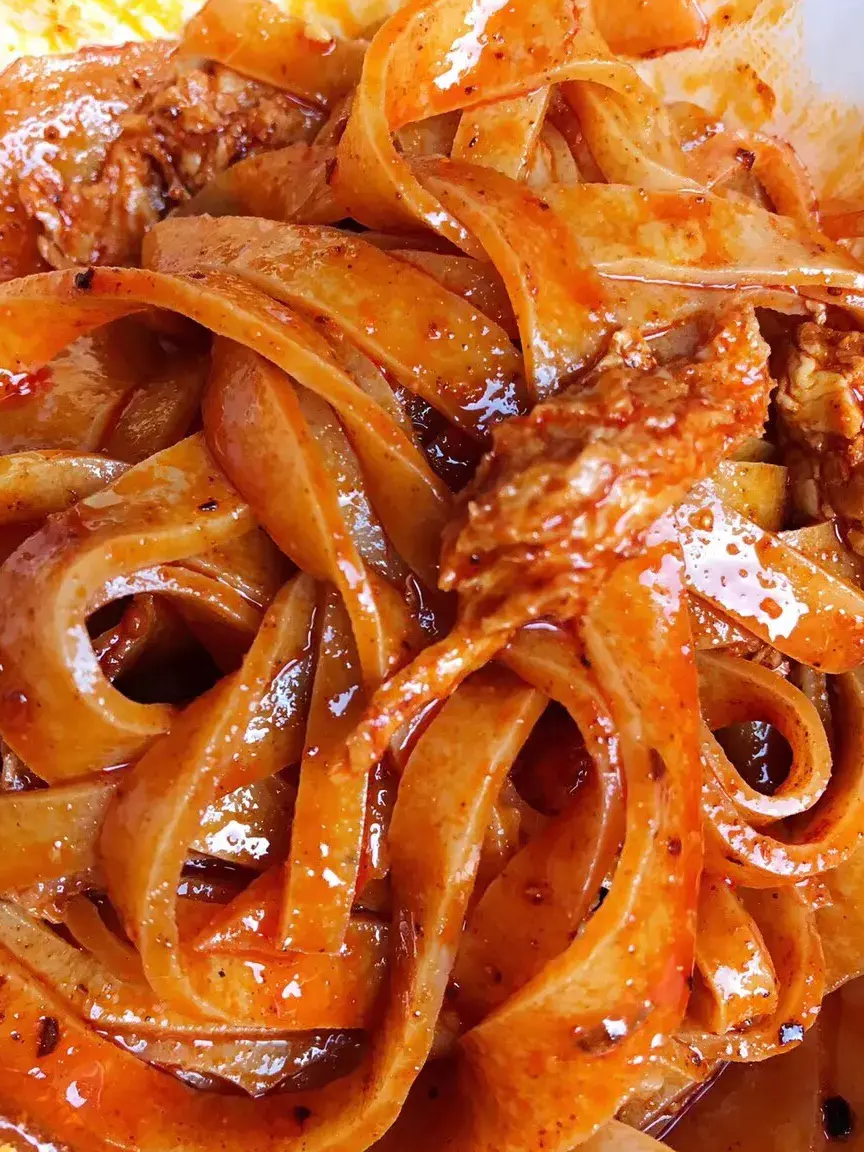 岐山擀面皮是陕西省宝鸡市岐山县的传统风味小吃,历史悠久,创始于清代