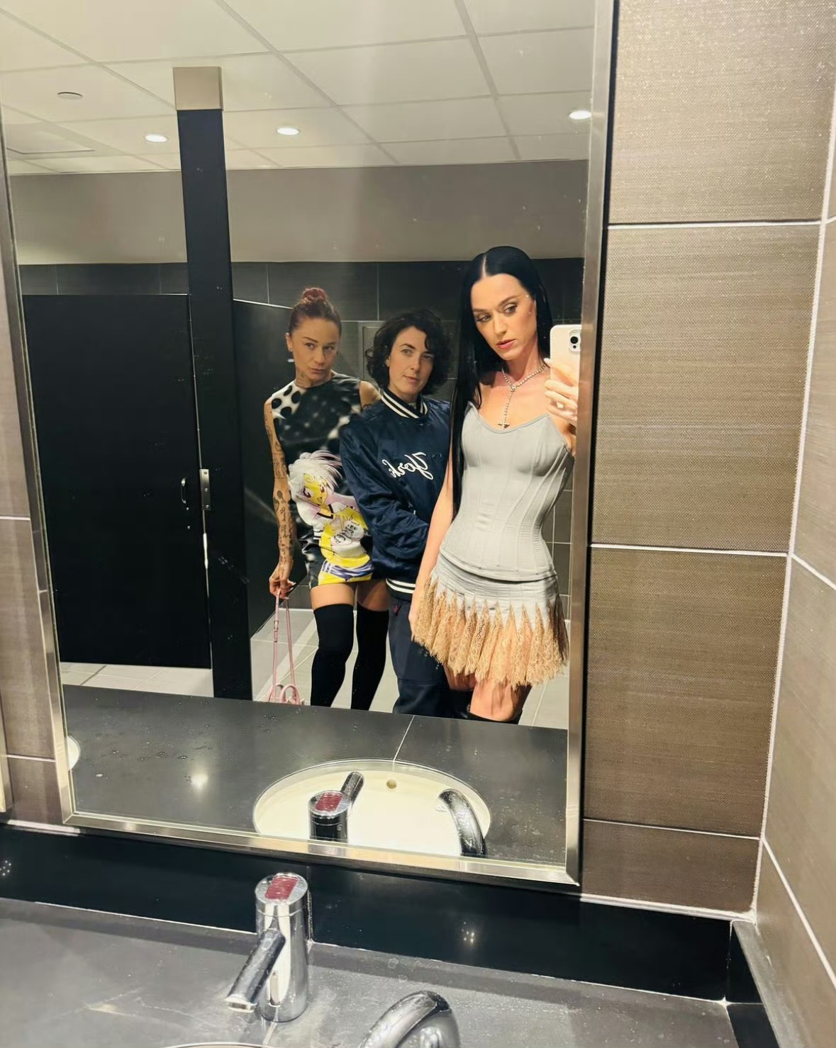 果匠组合再度合照～ 水果姐更新ins晒出与侄子侄女一起观看sabrina