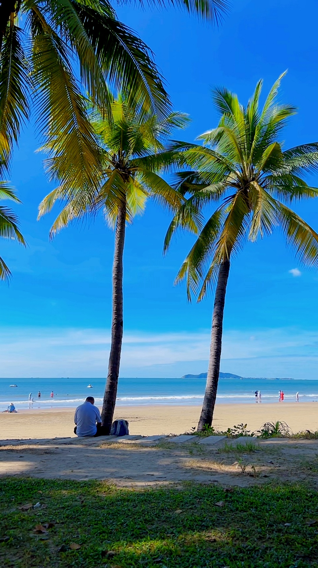 你在大东北穿棉袄吃火锅,我在海南吹海风吃海海鲜过夏天,你来不来?