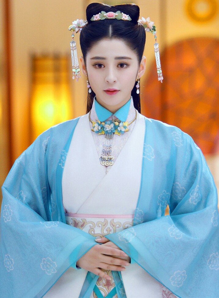 美女李心艾古装美图分享