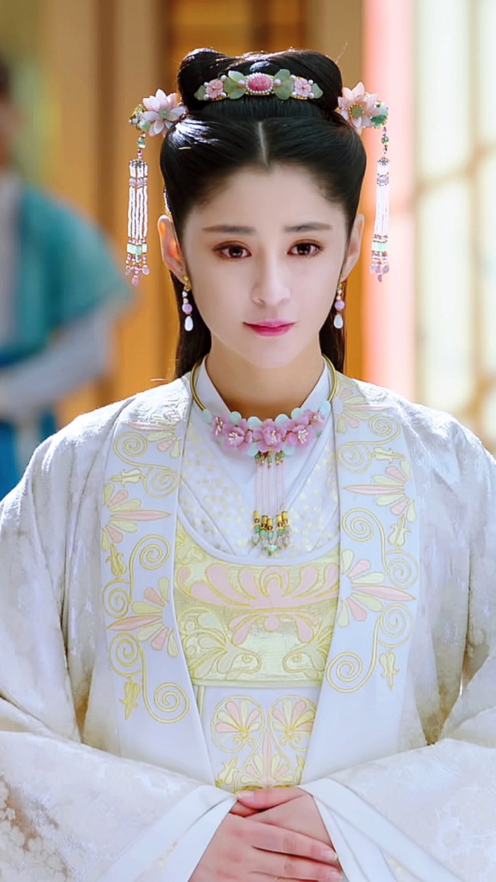 美女李心艾古装美图分享