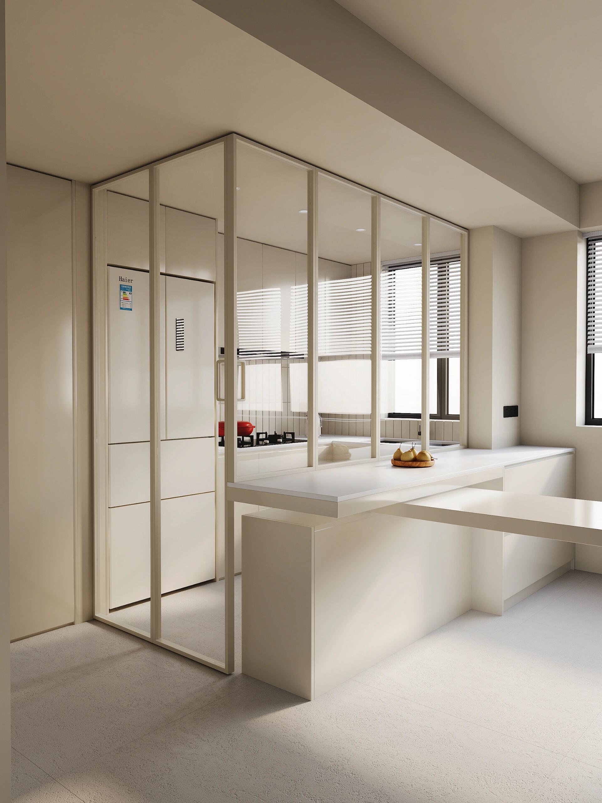 打开门窗,是开放式厨房,搭配岛台 隐形折叠桌,备菜传菜非常方便