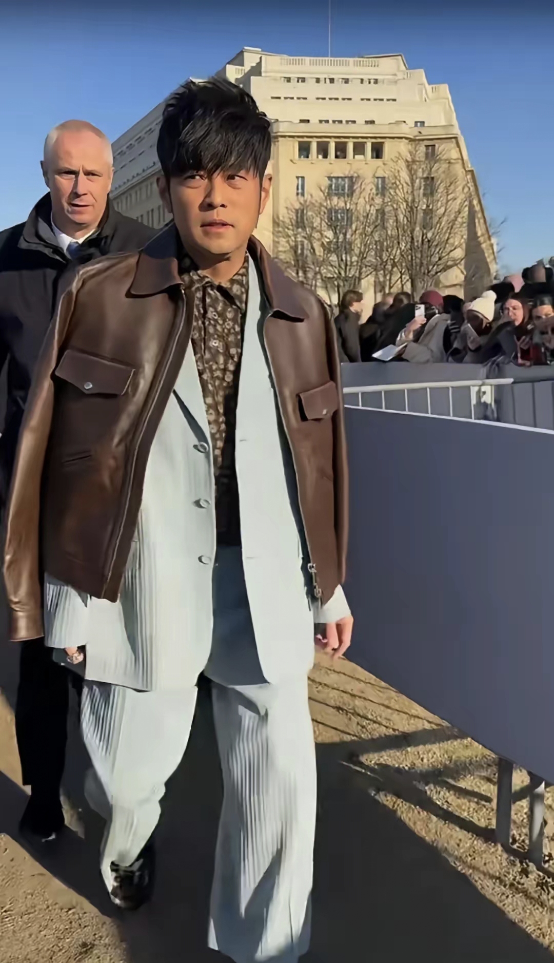 如果忽略掉他身上服饰和背景像极了春运大军里回家的返乡人