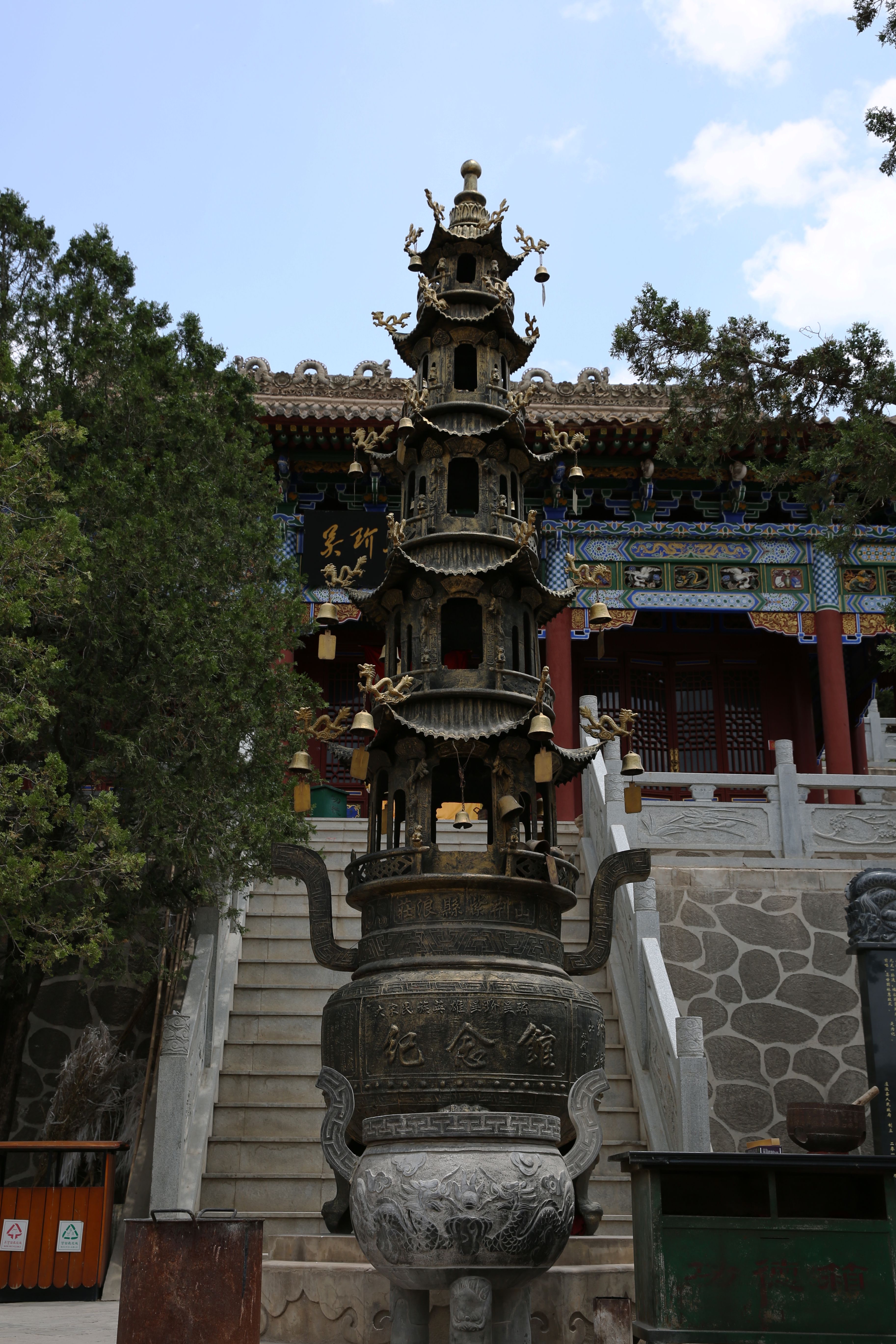 甘肃庄浪紫荆山古墓图片