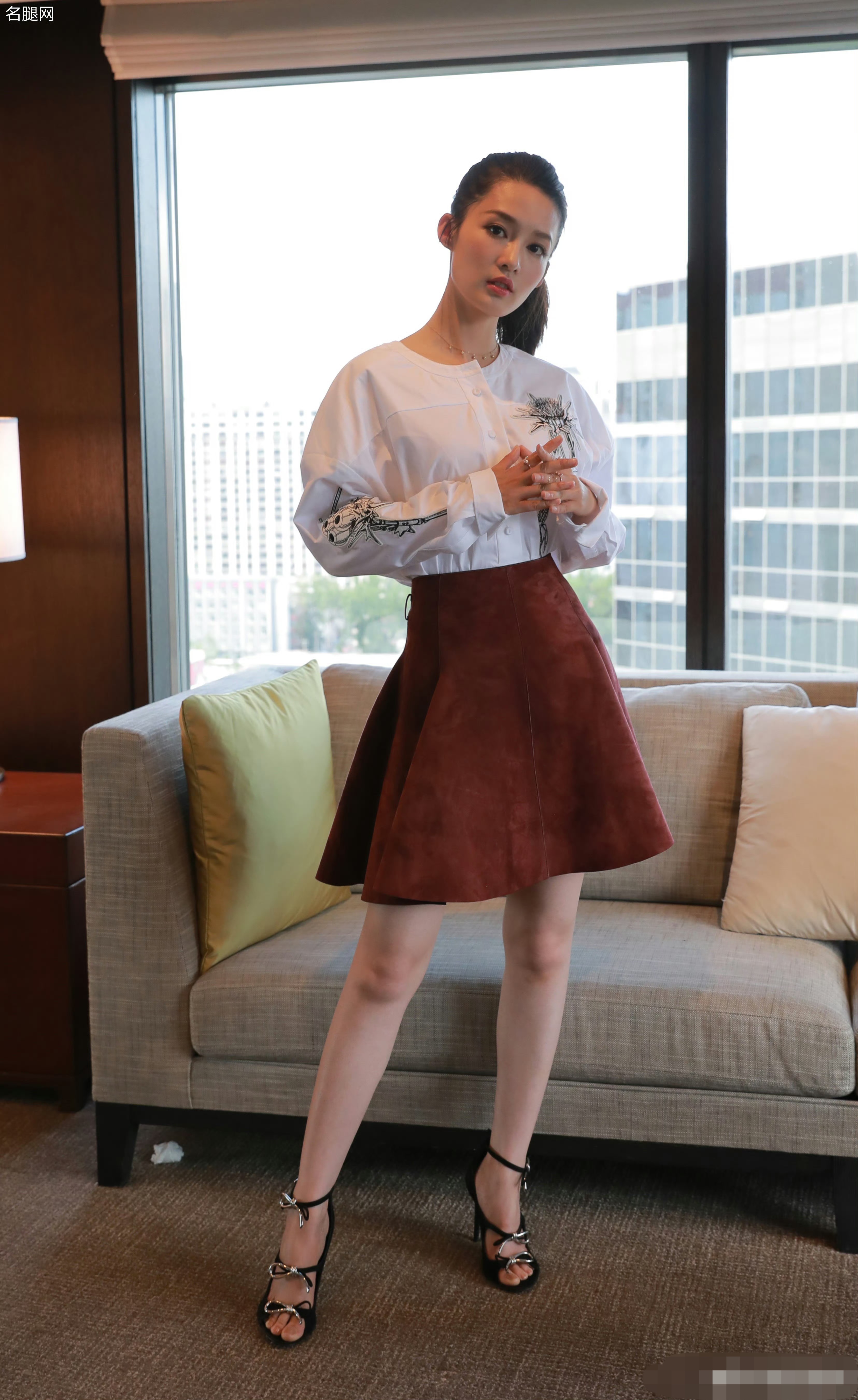 李沁白皙玉腿穿细高跟凉鞋在酒店拍照#动态连更挑战