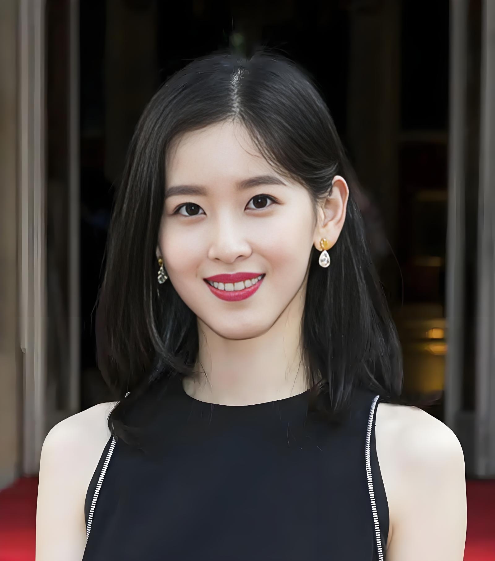 刘强东的妻子章泽天并非简单的豪门阔太,而是一位才华横溢的