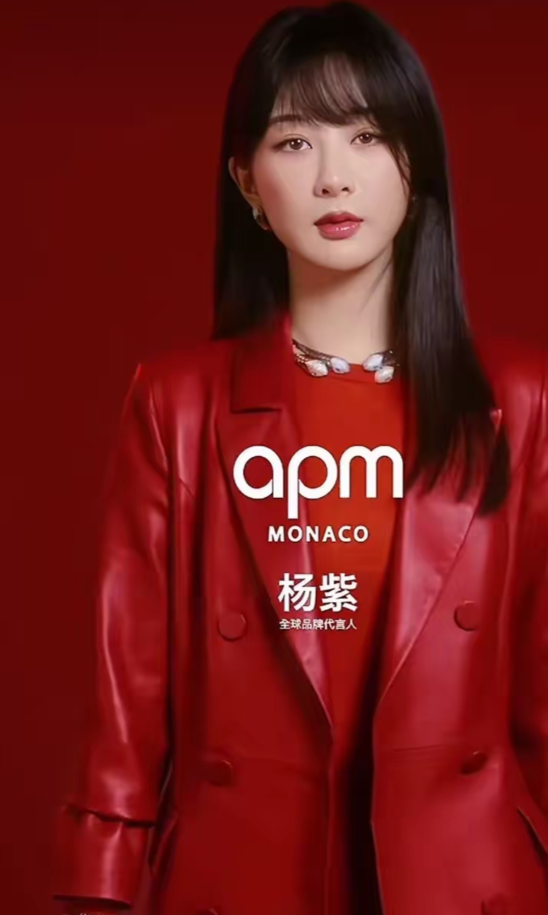 近日,杨紫以全球品牌代言人的身份,为apm拍摄了一组广告物料,品牌方还