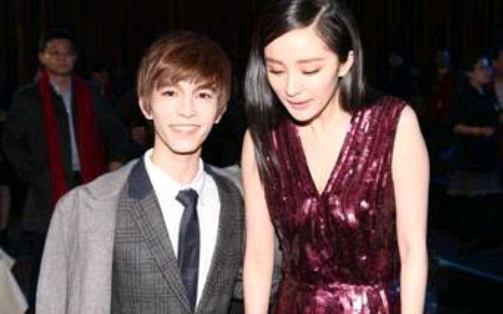 标题杨幂与郭敬明的关系确实非常不错,他们最早的合作可以追溯到