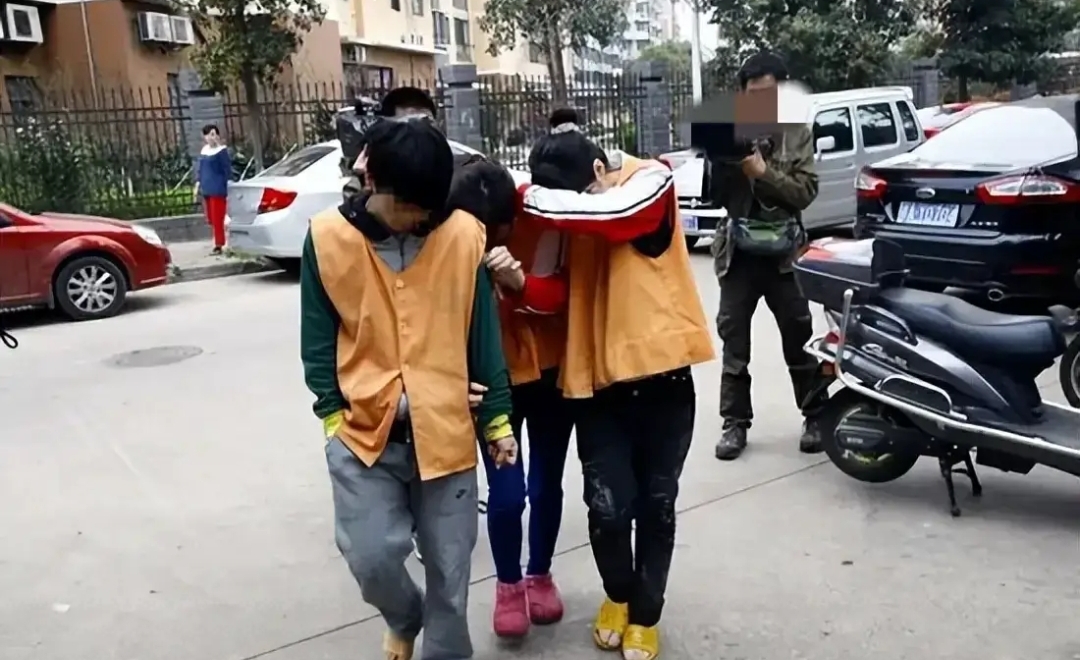 男生蔡根在教室里故意露出隐私部位,导致女同学受惊并报告给班主任