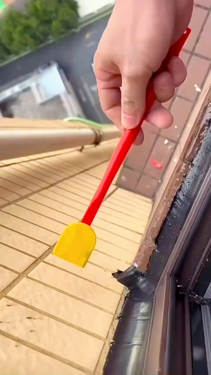 窗户打玻璃胶手法