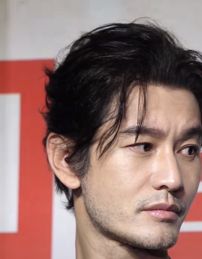 黄晓明自从经历了这一波事情之后,气质变得胡须拉扎,网友说:大叔的即