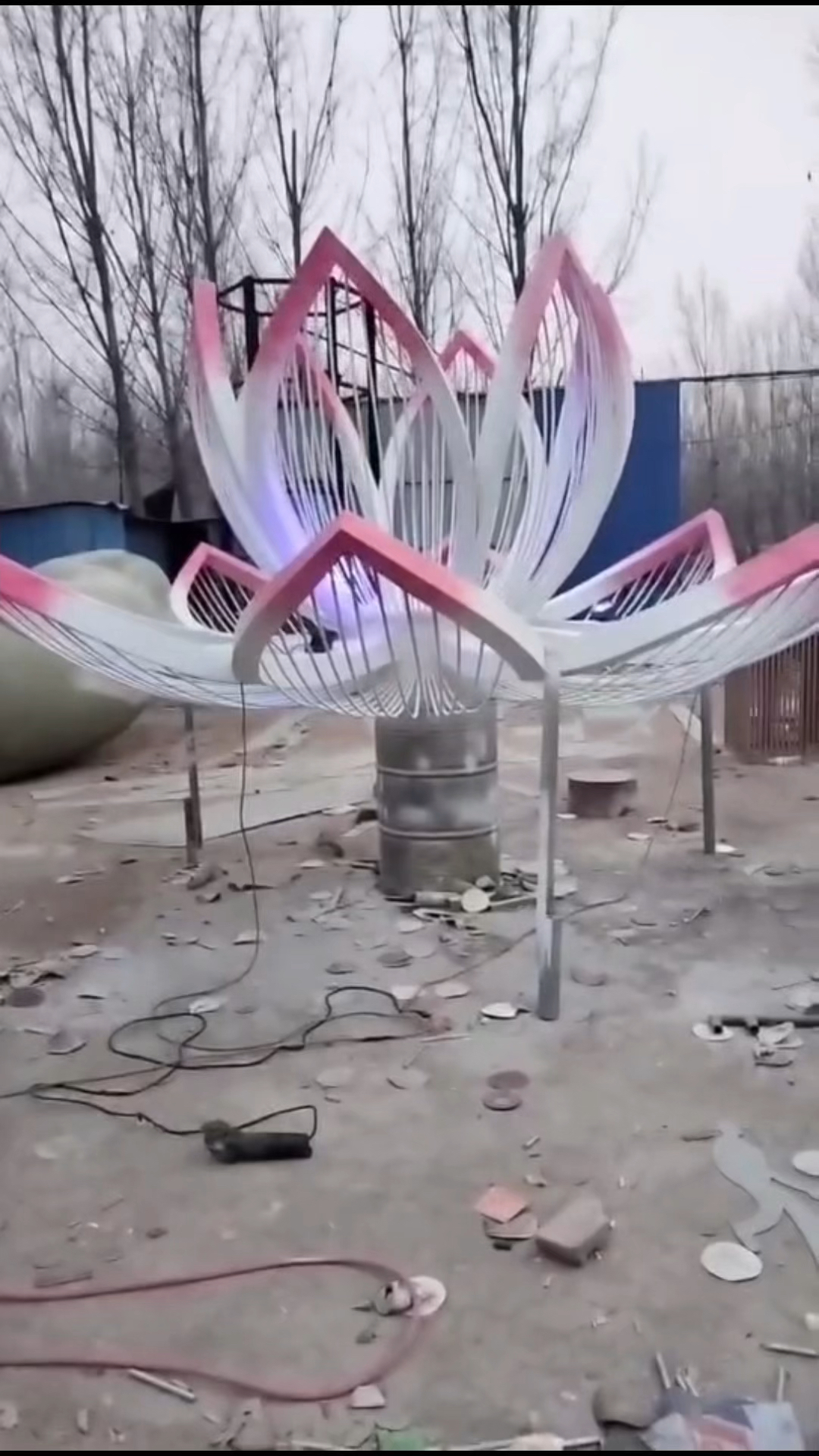 铁艺荷花雕塑制作厂家