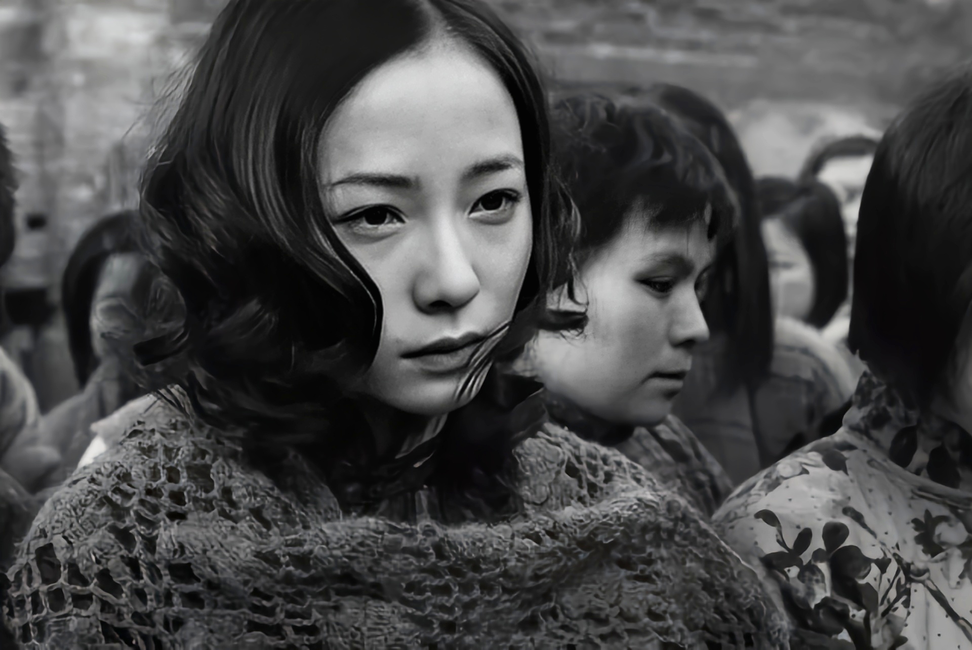 1943年,一个女人受到日本人的侮辱,在山洞里生下了一个男孩