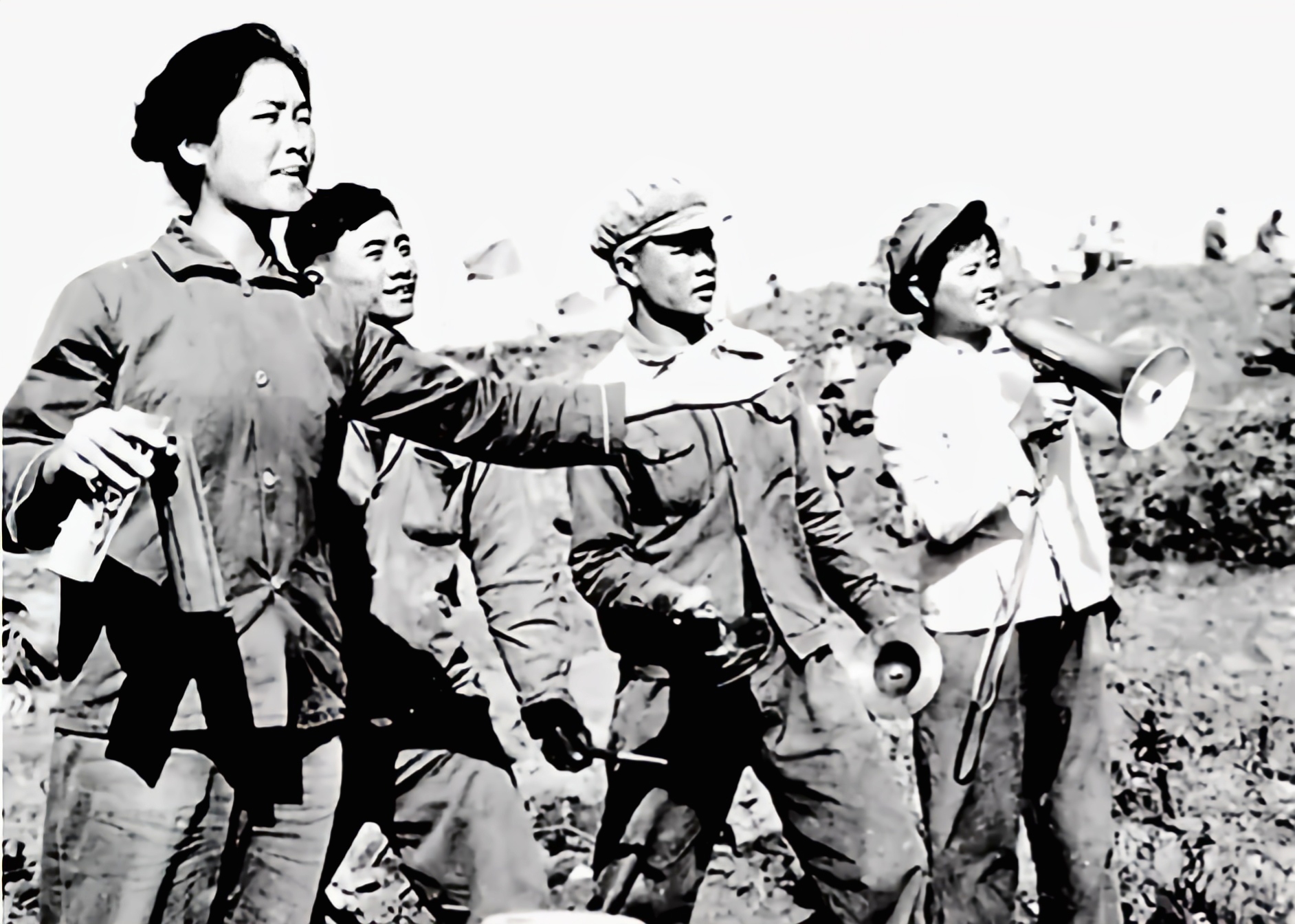 1974年某一天早上,20岁的知青张志远径直走进寡妇胡庭秀的家里,然后