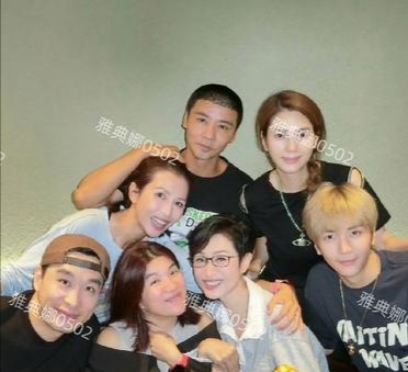 陈法蓉57岁生日,好友蔡少芬携老公张晋,洪欣带儿子张镐濂一起为好闺蜜