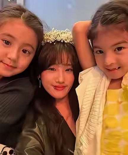 贾静雯的大女儿梧桐妹分享了一张与小s的合影,照片中还有林有慧和