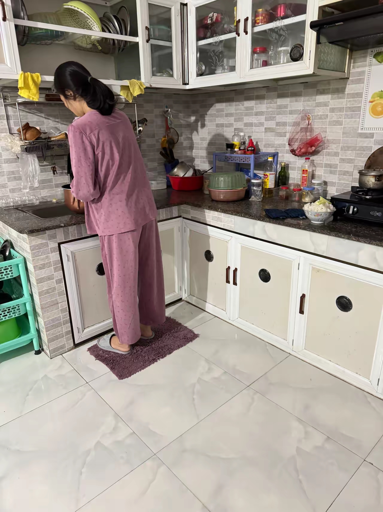 每天都是老婆做饭,老婆不做饭家里6,7口人都的挨饿,老婆做了肉和鱼她