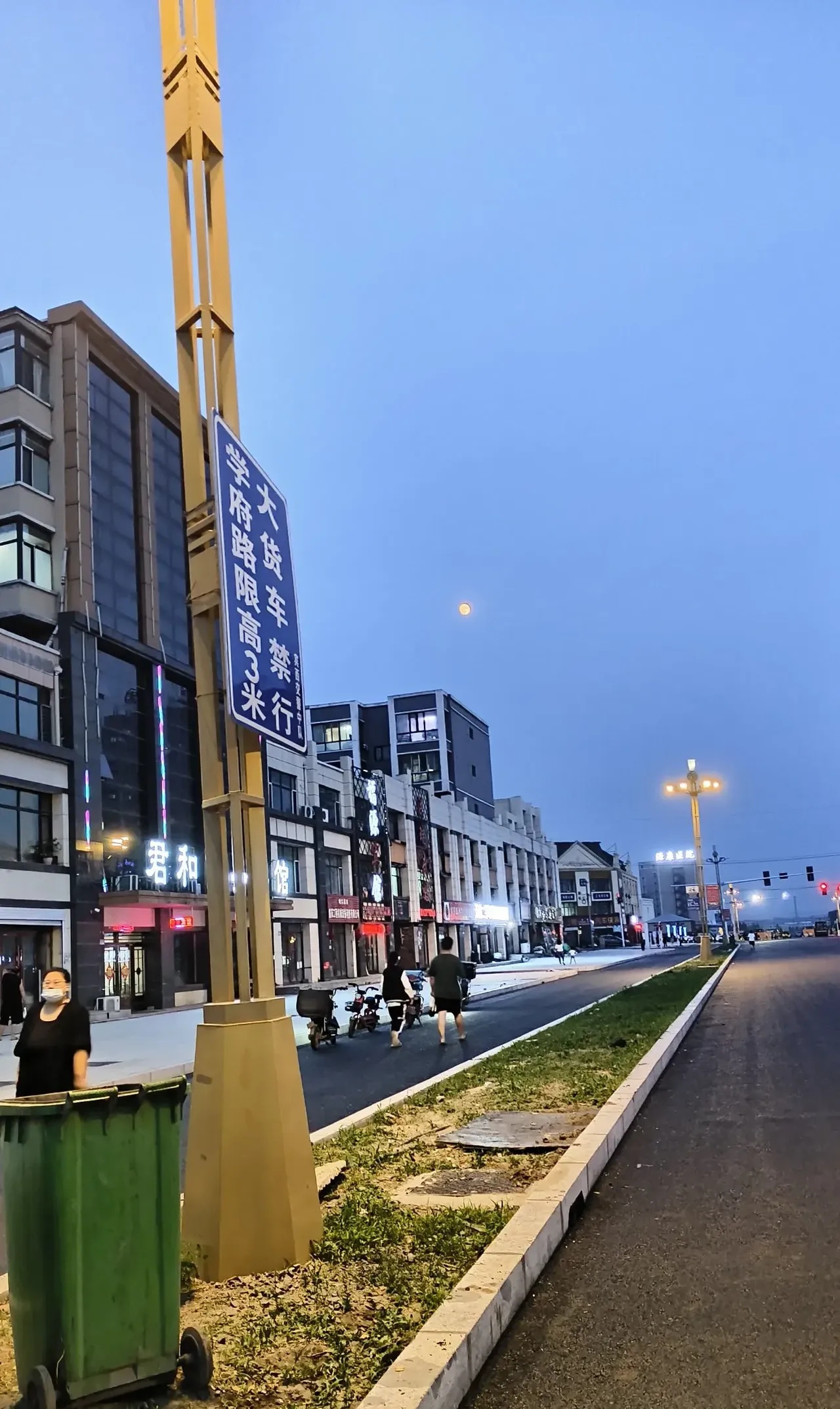 五十一岁,一个姑娘今年大学毕业,本打算考研,爸爸