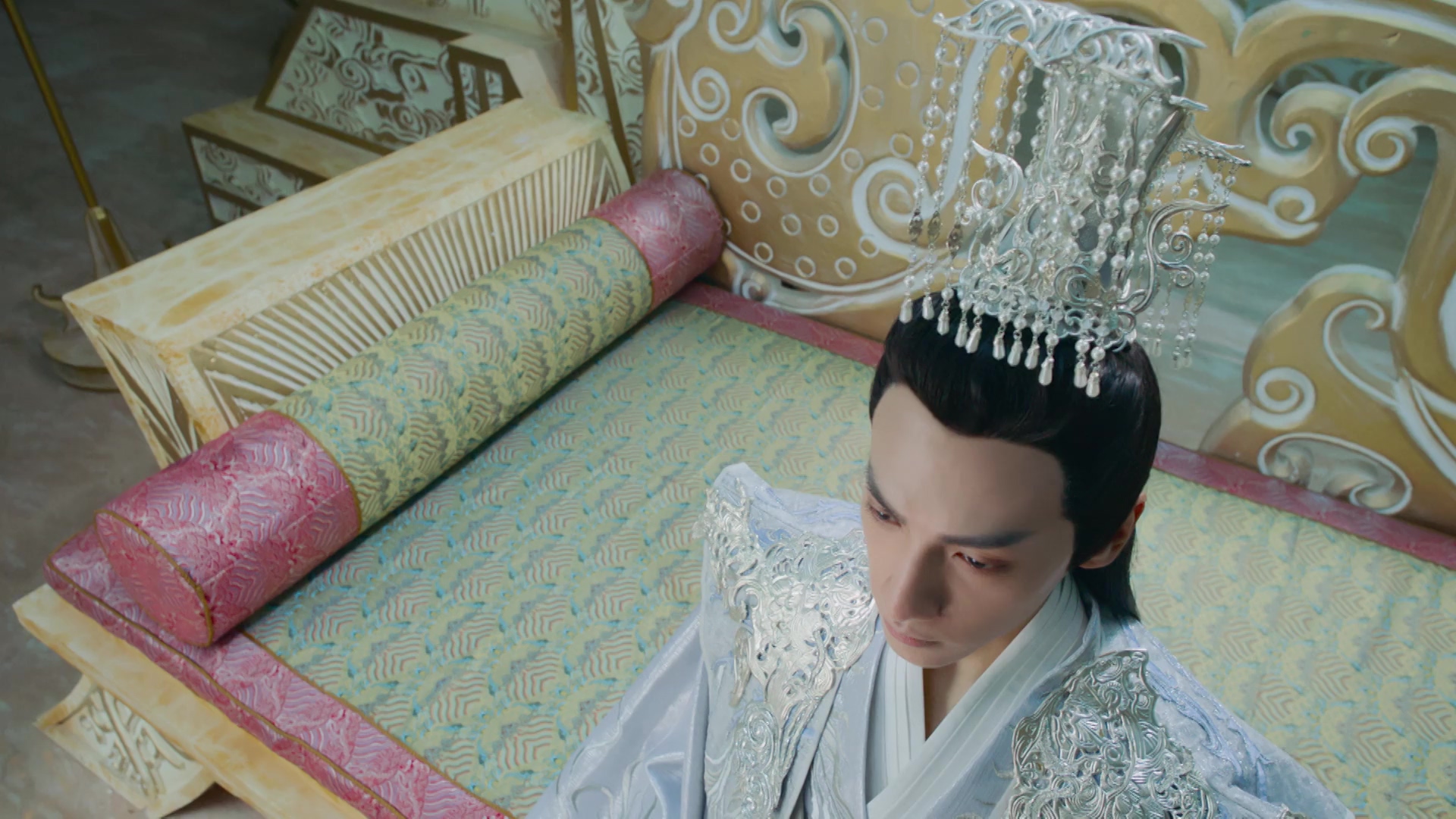 润玉最后还是成了掌管整个天界的天帝. 孤寂的天帝