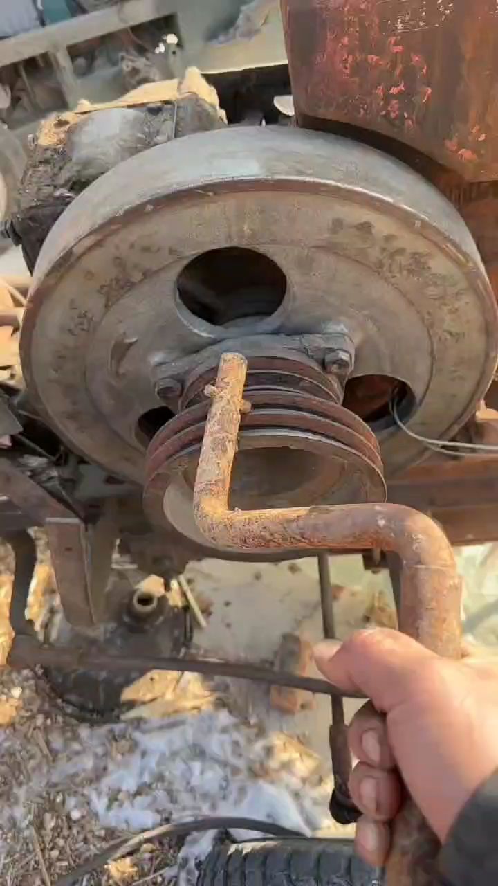 你说这个摇把子在启动抓那摇多费劲今天 在大飞轮这摇那不省劲多了