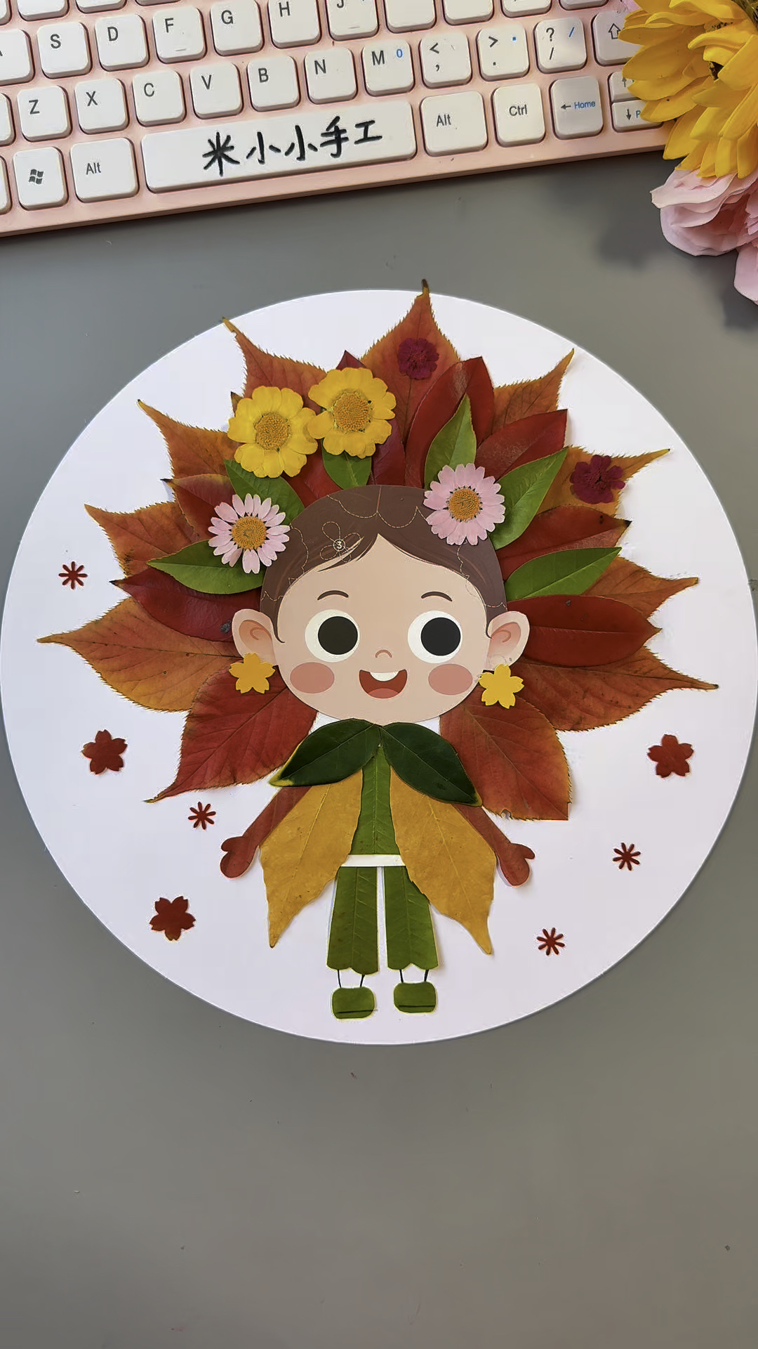 又到了做树叶画的季节了,捡些树叶做好看的贴画《漂亮的小女孩》