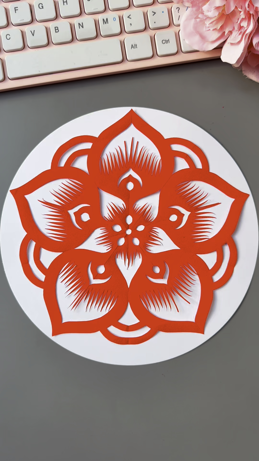 新年快到了,和我一起剪喜庆的新年窗花吧#幼儿园手工 #新年手工