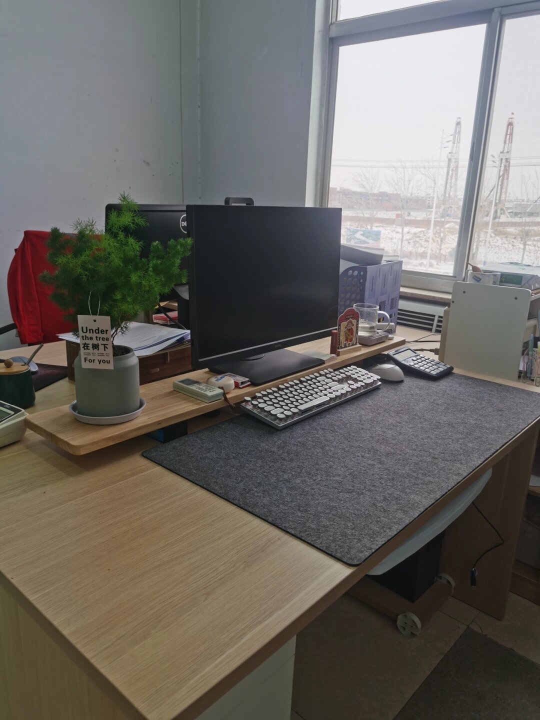 按在办公桌