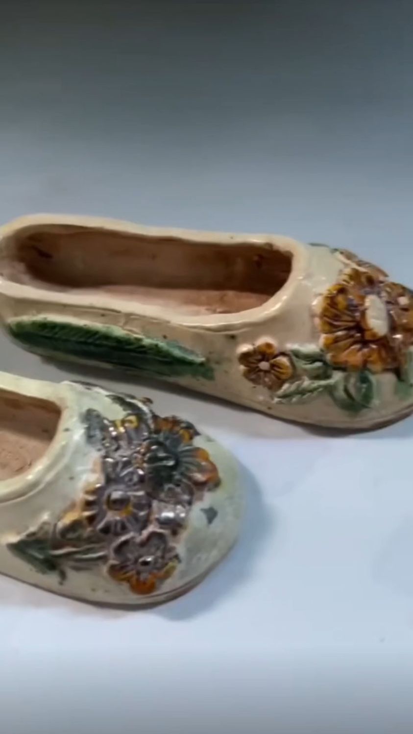 辽三彩瓷鞋,一只长12.8公分,一个长12.6公分