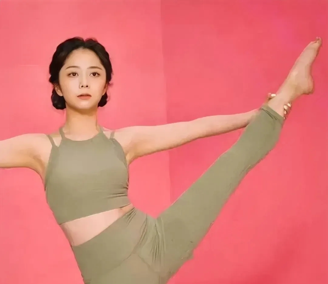 近日,谭松韵在在社交平台上分享了自己练习瑜伽的图片引起了网友们的