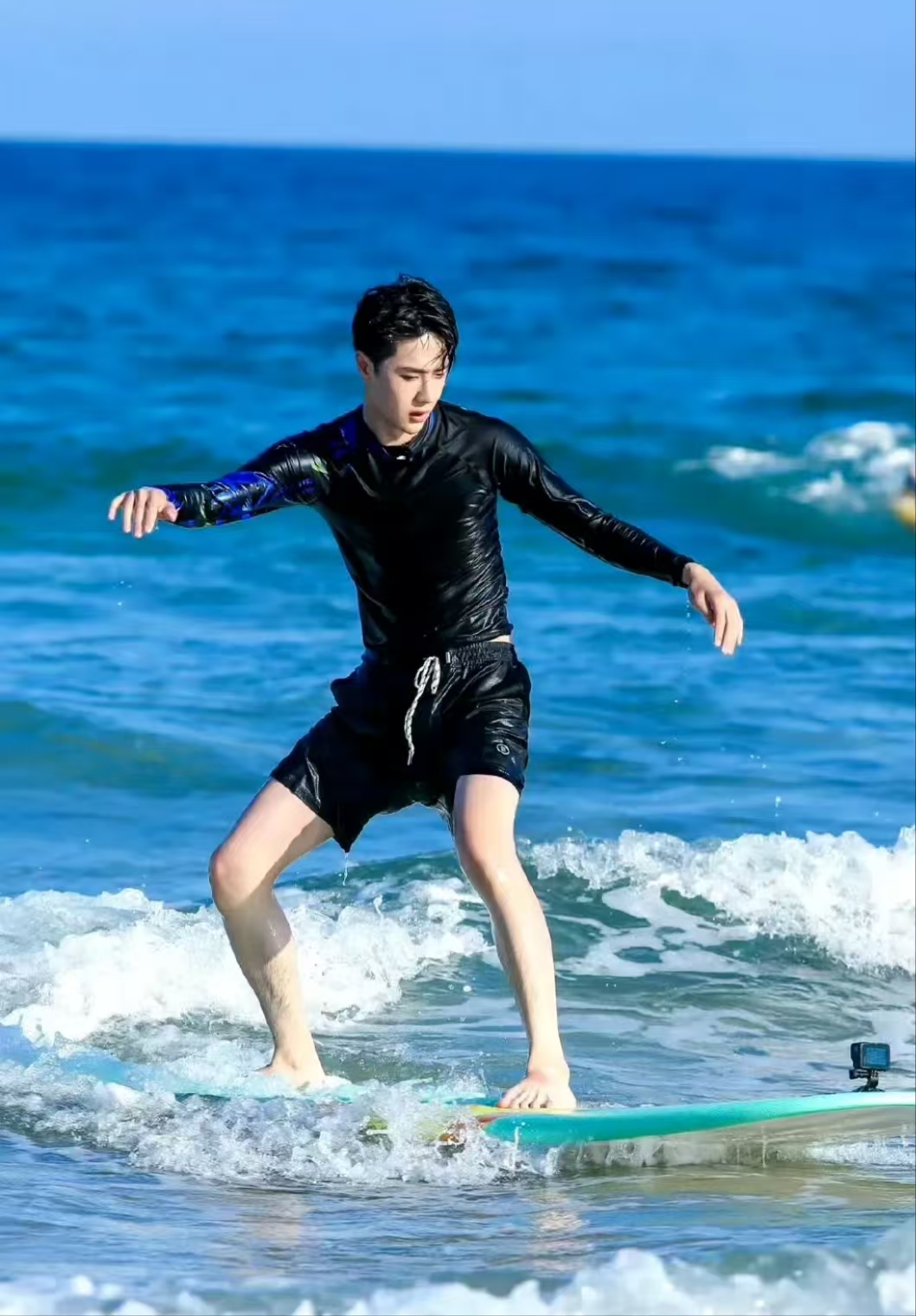 王一博,请问怎么能像你这么白? 王一博:首先,你要生下来就很白!