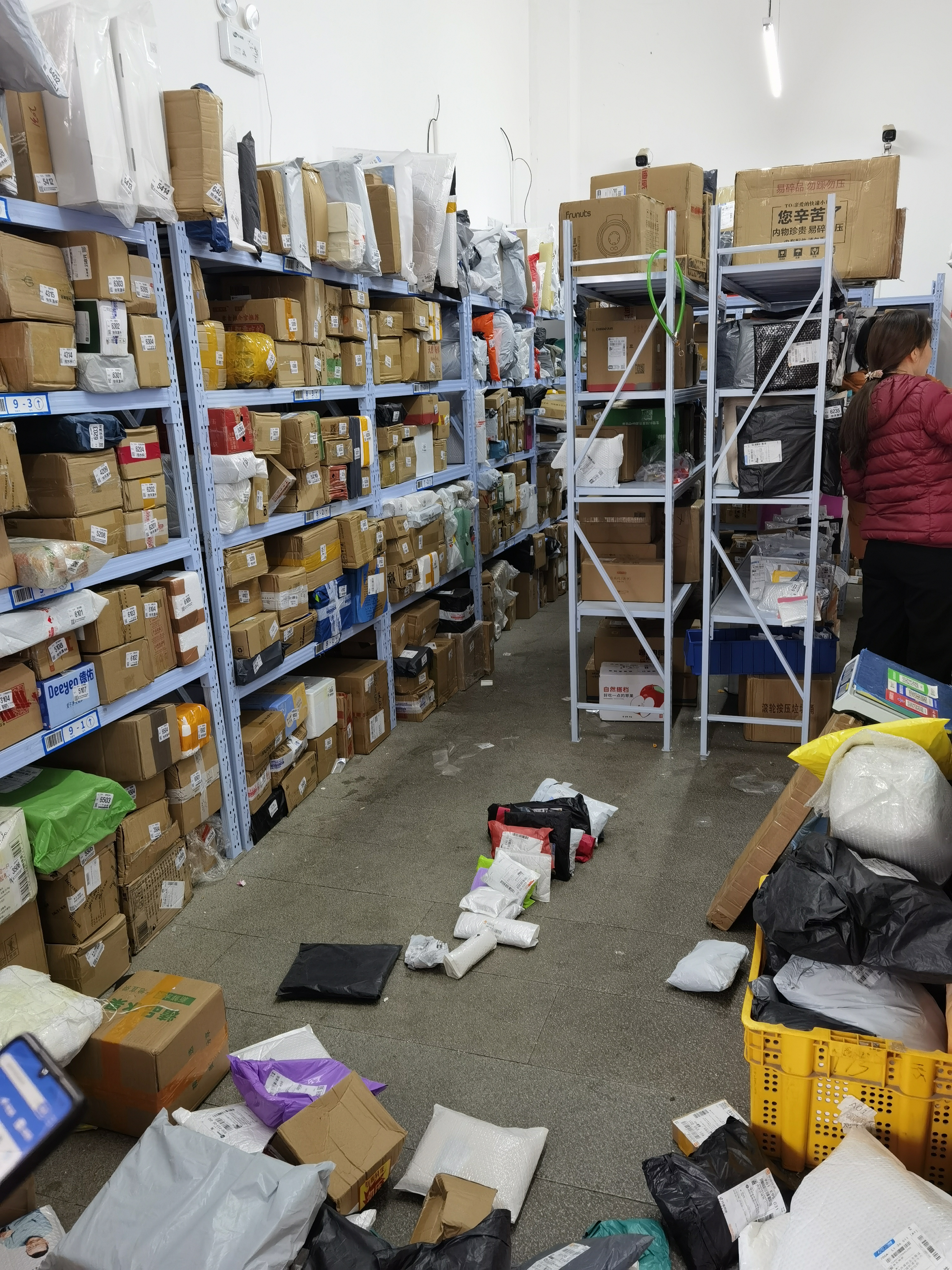 在我们小区门口有个快寄店,由于是新小区,环境还比