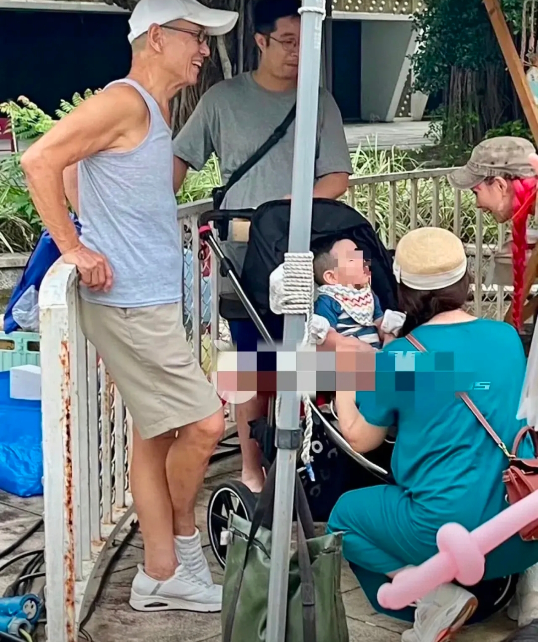 10月24日,台媒拍到许久没露面的selina还有她老公,爸爸以及好友