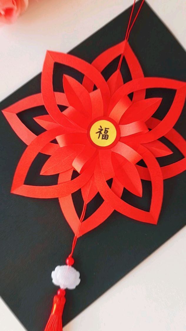 新年快到了,用彩纸做个好看的新年挂饰吧,做法非常简单!