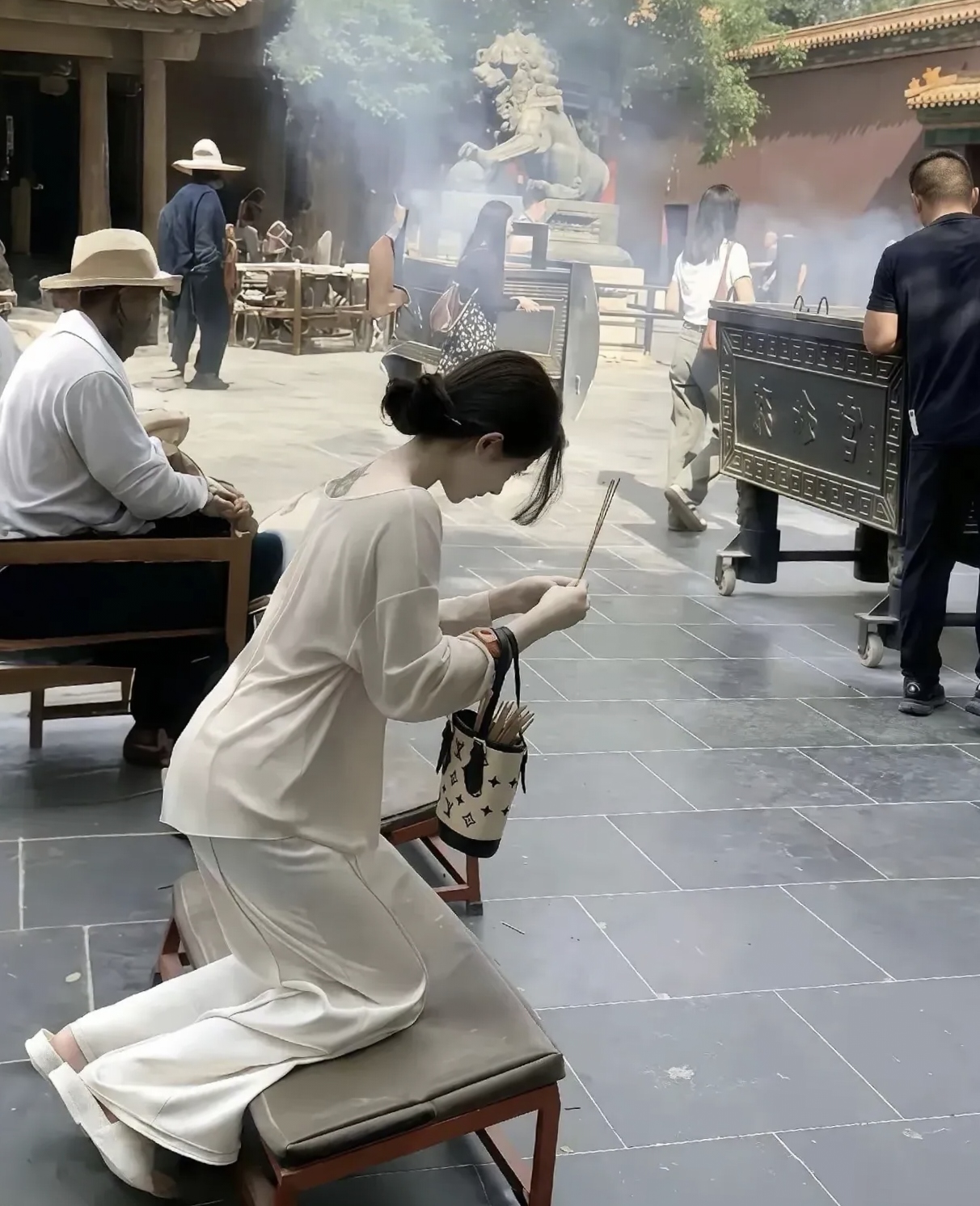 都这条件了,怎么还在求神拜佛?我很想知道,她此时此刻究竟在祈祷什么?